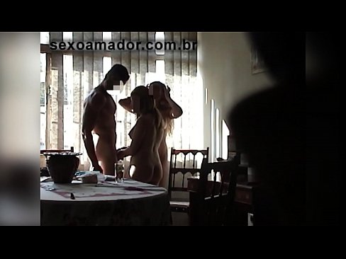 ❤️ Amigos sexuais convidam um homem gigante e um ménage à trois com ele ️ Porno de qualidade em nós ❤